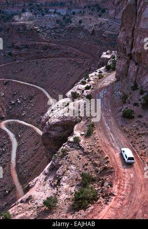 Una macchina aziona i tornanti sulla Shafer Trail vicino all isola di Sky nel Parco Nazionale di Canyonlands vicino a Moab, Utah. Foto Stock