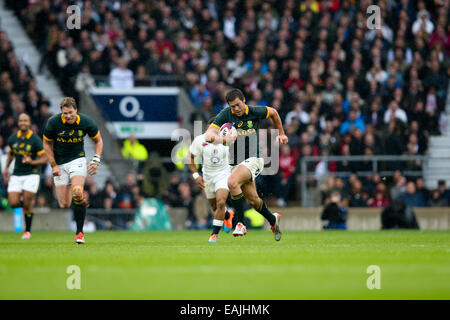 Londra, Regno Unito. Xv Nov, 2014. Sud Africa Jan Serfontein rigature al suo fianco il primo try - Autunno QBE intenzionali - Inghilterra vs Sud Africa - Twickenham Stadium - Londra - 15/11/2014 - Pic Charlie Forgham-Bailey/Sportimage. © csm/Alamy Live News Foto Stock