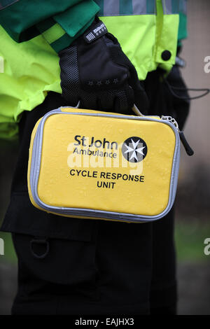 Un membro della St John Ambulance con un ciclo di kit di risposta. Foto Stock