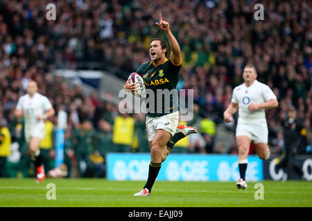 Londra, Regno Unito. Xv Nov, 2014. Sud Africa Jan Serfontein rigature al suo fianco il primo try - Autunno QBE intenzionali - Inghilterra vs Sud Africa - Twickenham Stadium - Londra - 15/11/2014 - Pic Charlie Forgham-Bailey/Sportimage. © csm/Alamy Live News Foto Stock