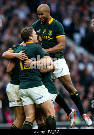 Londra, Regno Unito. Xv Nov, 2014. Sud Africa Jan Serfontein punteggio celebra il suo lato del primo try - QBE Autunno intenzionali - Inghilterra vs Sud Africa - Twickenham Stadium - Londra - 15/11/2014 - Pic Charlie Forgham-Bailey/Sportimage. © csm/Alamy Live News Foto Stock