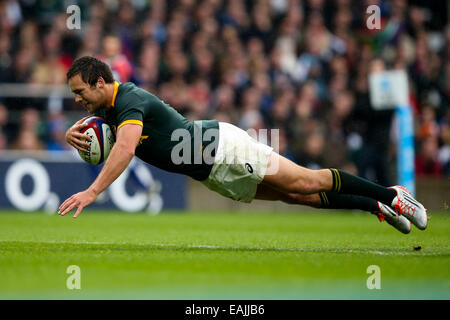 Londra, Regno Unito. Xv Nov, 2014. Sud Africa Jan Serfontein rigature al suo fianco il primo try - Autunno QBE intenzionali - Inghilterra vs Sud Africa - Twickenham Stadium - Londra - 15/11/2014 - Pic Charlie Forgham-Bailey/Sportimage. © csm/Alamy Live News Foto Stock