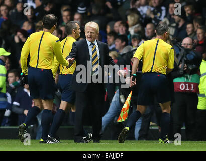 Glasgow, Regno Unito. Xiv Nov, 2014. Gordon Strachan manager della Scozia scuote le mani con i funzionari - UEFA EURO 2016 Qualifier - Scozia vs Repubblica di Irlanda - Celtic Park Stadium - Glasgow - Scozia - XIV Novembre 2014 - Picture Simon Bellis/Sportimage. © csm/Alamy Live News Foto Stock