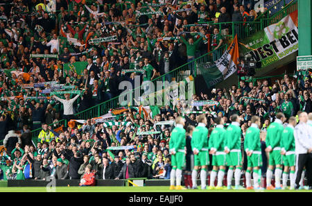 Glasgow, Regno Unito. Xiv Nov, 2014. L'Irlanda tifosi durante il National Anthems - UEFA EURO 2016 Qualifier - Scozia vs Repubblica di Irlanda - Celtic Park Stadium - Glasgow - Scozia - XIV Novembre 2014 - Picture Simon Bellis/Sportimage © csm/Alamy Live News Foto Stock