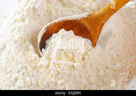 Pila di farine finemente macinate e cucchiaio di legno Foto Stock