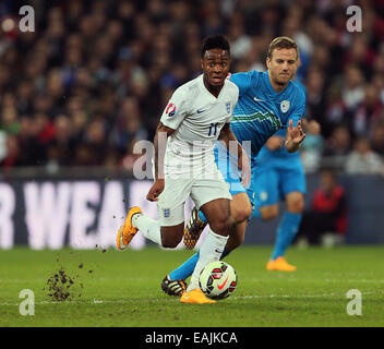 Londra, Regno Unito. Xv Nov, 2014. L'Inghilterra del Raheem Sterling corre lontano come il passo dei tagli fino dietro di lui.- internazionale qualificatore europeo - Inghilterra vs Slovenia- Wembley Stadium - Londra - Inghilterra - 15 novembre 2014 - Picture David Klein/Sportimage. © csm/Alamy Live News Foto Stock