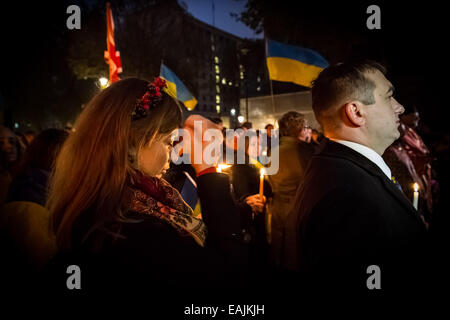 Londra, Regno Unito. Xvi Nov, 2014. Gli ucraini commemorare caduti gli eroi di guerra presso il Cenotafio Credito: Guy Corbishley/Alamy Live News Foto Stock