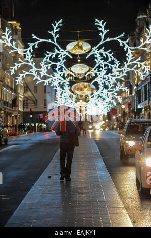 Londra, UK, 16 Novembre, 2014. Attivato prima di giorno con il gruppo pop, assumere che le luci di Natale in Regent Street sono una tradizione annuale. Quest anno sono sponsorizzati da film, "Una notte al museo 2'. Credito: Stephen Chung/Alamy Live News Foto Stock