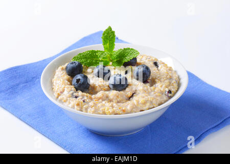 Ciotola di grano intero porridge di avena con mirtilli Foto Stock