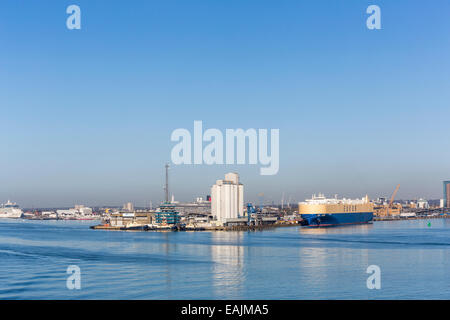 Spedizioni e trasporti industria: vista panoramica di Southampton Docks nel Solent, Hants, Regno Unito, con enorme "Eukor' auto vettore ormeggiato in una giornata di sole con cielo blu chiaro Foto Stock