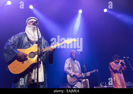 Londra, UK, 16 Nov, 2014. Tinariwen Live performance, Roundhouse Venue, Camden. Credito: Robert Stainforth/Alamy Live News Foto Stock