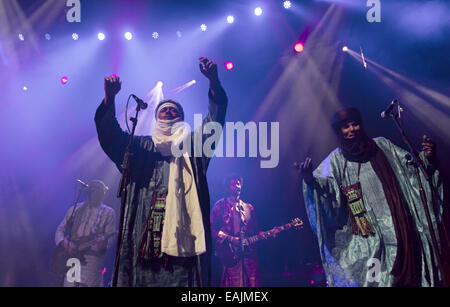 Londra, UK, 16 Nov, 2014. Tinariwen Live performance, Roundhouse Venue, Camden. Credito: Robert Stainforth/Alamy Live News Foto Stock