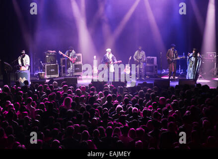 Londra, UK, 16 Nov, 2014. Tinariwen Live performance, Roundhouse Venue, Camden. Credito: Robert Stainforth/Alamy Live News Foto Stock