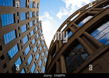 Vista di Vancouver Public Library ramo centrale a guardare verso il cielo blu Foto Stock