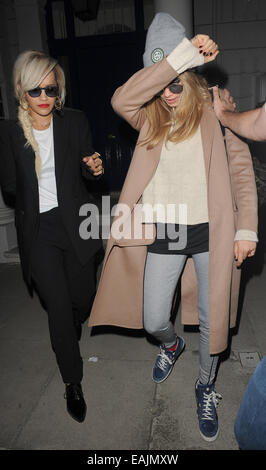 Rita ora sembra aver riacceso la sua amicizia con Cara Delevingne. Il cantante prelevati Cara dalla sua casa a 9pm, e ha preso il suo ritorno al firehouse club con: Rita Ora,Cara Delevingne dove: Londra, Regno Unito quando: 14 Maggio 2014 Foto Stock