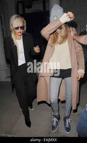 Rita ora sembra aver riacceso la sua amicizia con Cara Delevingne. Il cantante prelevati Cara dalla sua casa a 9pm, e ha preso il suo ritorno al firehouse club con: Rita Ora,Cara Delevingne dove: Londra, Regno Unito quando: 14 Maggio 2014 Foto Stock