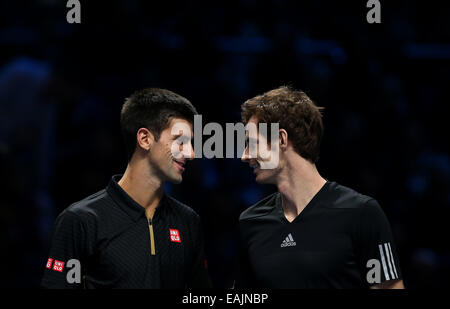 Londra, Regno Unito. Xvi Nov, 2014. Novak Djokovic (L) di Serbia e Andy Murray della Gran Bretagna pongono davanti a loro exhibition match in ATP World Tour Finals a Londra, in Gran Bretagna il 9 novembre 16, 2014. © Han Yan/Xinhua/Alamy Live News Foto Stock