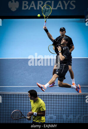 Londra, Regno Unito. Xvi Nov, 2014. Bob BRYAN (C) e Mike Bryan di gli Stati Uniti di competere contro la Croazia di Ivan Dodig e Brasile Marcelo Melo in doppie finali corrispondono a ATP World Tour Finals a Londra, in Gran Bretagna il 9 novembre 16, 2014. © Tang Shi/Xinhua/Alamy Live News Foto Stock