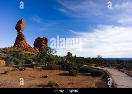 Roccia equilibrato. Parco Nazionale di Arches, Moab, Utah, Stati Uniti d'America. Foto Stock