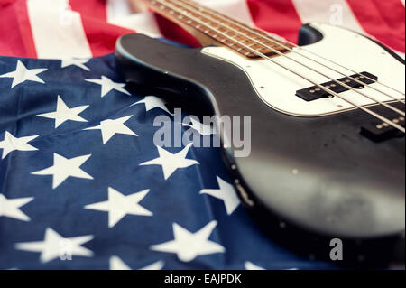 Vintage Quattro string bass guitar sulla bandiera americana sfondo Foto Stock