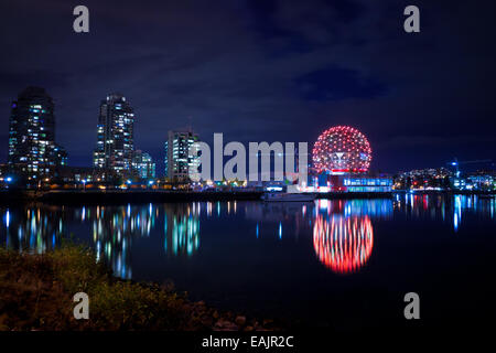 Una vista del mondo della scienza a Telus mondo della scienza e False Creek in notturna a Vancouver, British Columbia, Canada. Foto Stock