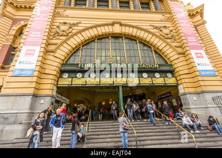 Passeggeri sulle fasi di Flinders Street Station a Melbourne Foto Stock