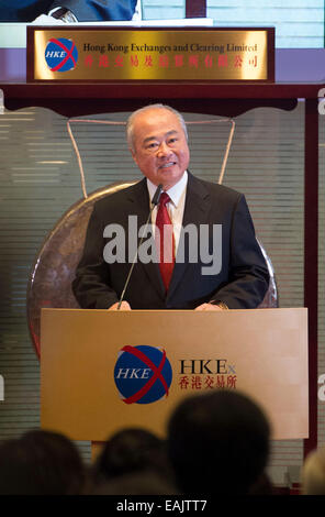 Hong Kong, Cina. 17 Nov, 2014. Chow Chung-kong, presidente della Hong Kong scambi e compensazione limitata (HKEx), indirizzi alla cerimonia di lancio dell'Shanghai-Hong Kong Stock a collegare a Hong Kong, Cina del sud, nov. 17, 2014. Il Landmark Shanghai-Hong Kong Stock Connect, che mira a collegare le borse di Hong Kong e Shanghai, è stato lanciato ufficialmente il lunedì. © Lui Siu Wai/Xinhua/Alamy Live News Foto Stock