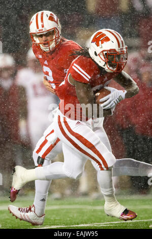 15 novembre 2014: Wisconsin Badgers quarterback Joel doga #2 passa la palla durante il NCAA Football gioco tra il Nebraska Cornhuskers e Wisconsin Badgers a Camp Randall Stadium di Madison, WI. Wisconsin sconfitto Nebraska 59-24. John Fisher/CSM Foto Stock