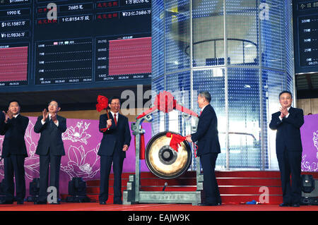 Shanghai, Cina. 17 Nov, 2014. Han Zheng (3 L), segretario del Partito Comunista della Cina (CPC) Shanghai comitato comunale e Xiao Gang (2R), presidente della China Securities Regulatory Commission (CSRC), assistere alla cerimonia di lancio della Shanghai-Hong Kong Stock a collegare a Shanghai in Cina orientale, nov. 17, 2014. Il Landmark Shanghai-Hong Kong Stock Connect, che mira a collegare le borse di Hong Kong e Shanghai, è stato lanciato ufficialmente il lunedì. © Chen Fei/Xinhua/Alamy Live News Foto Stock