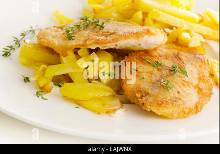 Pesce e patatine con erbe fresche. Messa a fuoco selettiva Foto Stock