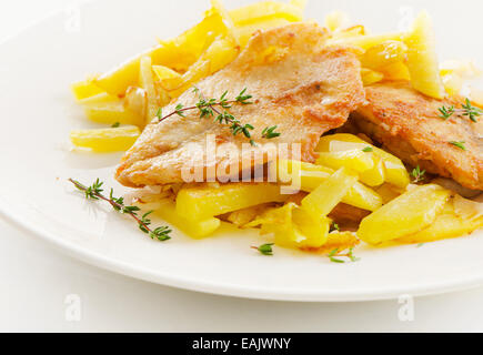 Pesce e patatine con erbe fresche. Messa a fuoco selettiva Foto Stock