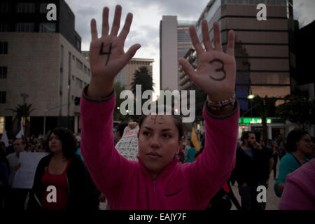 Città del Messico. Xvi Nov, 2014. Un residente prende parte ad una manifestazione di protesta a sostegno del 43 studenti della normale scuola rurale di Ayotzinapa che sono andati perduti in Iguala, Guerrero, a Città del Messico, capitale del Messico il nov. 16, 2014. © Alejandro Ayala/Xinhua/Alamy Live News Foto Stock