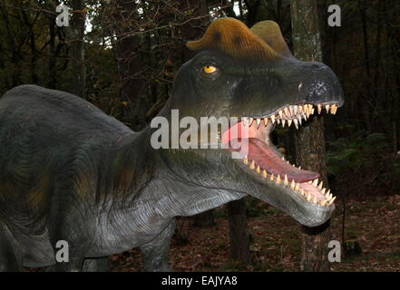 Modello di un Dilophosaurus dall'era giurassica. Full-size e realistiche dino statua a Dinopark Zoo di Amersfoort, Paesi Bassi. Foto Stock