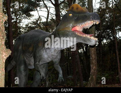 Modello di un Dilophosaurus dall'era giurassica. Full-size e realistiche dino statua a Dinopark Zoo di Amersfoort, Paesi Bassi. Foto Stock