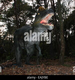 Modello di un Dilophosaurus dall'era giurassica. Full-size e realistiche dino statua a Dinopark Zoo di Amersfoort, Paesi Bassi. Foto Stock