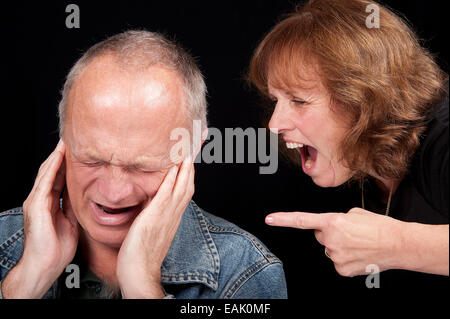 Coppia di mezza età avente un argomento, con la donna che urlava e puntare il dito al pianto l'uomo. Foto Stock