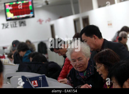 (141117) -- Shanghai, nov. 17, 2014 (Xinhua) -- Gli investitori verificare le scorte in una sala di trading di titoli di una società a Shanghai in Cina orientale, nov. 17, 2014. Il Landmark Shanghai-Hong Kong Stock Connect, che mira a collegare le borse di Hong Kong e Shanghai, è stato lanciato ufficialmente il lunedì. (Xinhua/Pei Xin) (WF) Foto Stock