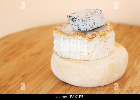 Pila di formaggio camembert sul pannello di legno Foto Stock