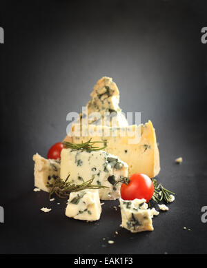 Il Roquefort e composizione su sfondo scuro Foto Stock