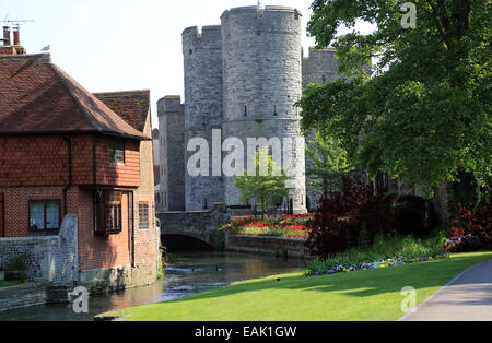 Vista della Torre Westgate e riverside case da Westgate Gardens fiume a piedi lungo il grande fiume Stour, Canterbury, nel Kent, Inghilterra Foto Stock