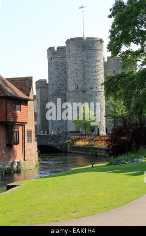 Vista della Torre Westgate e riverside case da Westgate Gardens fiume a piedi lungo il grande fiume Stour, Canterbury, nel Kent, Inghilterra Foto Stock