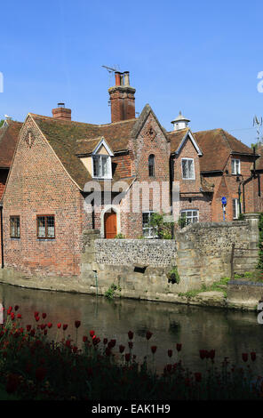 Riverside case da Westgate Gardens fiume a piedi lungo il grande fiume Stour, Canterbury, nel Kent, Inghilterra Foto Stock