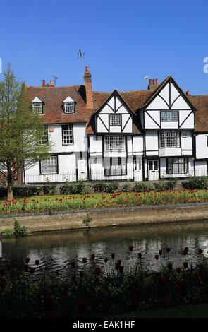 Riverside case da Westgate Gardens fiume a piedi lungo il grande fiume Stour, Canterbury, nel Kent, Inghilterra Foto Stock