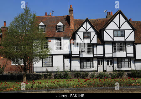 Riverside case da Westgate Gardens fiume a piedi lungo il grande fiume Stour, Canterbury, nel Kent, Inghilterra Foto Stock