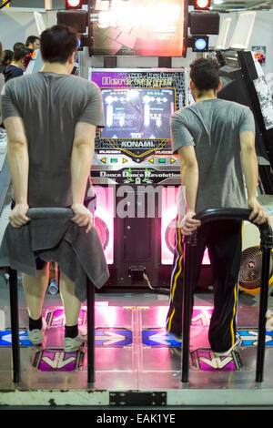 Londra REGNO UNITO - novembre 15: i partecipanti che interpretano il ruolo di dancing video gioco in Hyper Giappone. Novembre 15, 2014 a Londra. Tenuto in Kensington Foto Stock