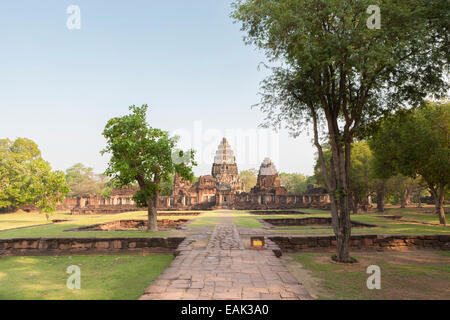 Vista da via di passaggio di Prasat Hin Phimai tempio, Thailandia Foto Stock