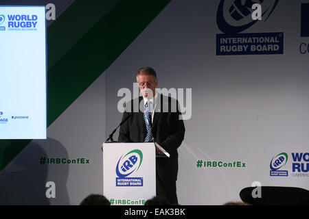 Londra, Regno Unito. 17 novembre 2014. Bernard Lapasset, IRB Presidente discorso di apertura al mondo 2014 Conferenza di Rugby e di esposizione (ConfEx). Credito: Elsie Kibue / Alamy Live News Foto Stock