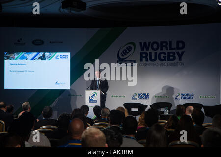 Londra, Regno Unito. 17 novembre 2014. Bernard Lapasset, IRB Presidente discorso di apertura al mondo 2014 Conferenza di Rugby e di esposizione (ConfEx). Credito: Elsie Kibue / Alamy Live News Foto Stock