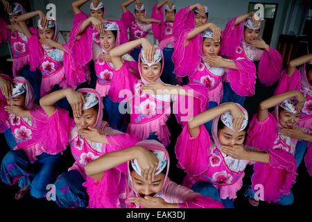 (141117) -- YINCHUAN, nov. 17, 2014 (Xinhua) -- Foto scattata il 31 ott. 2014 mostra le ragazze la pratica di una danza tradizionale di Hui gruppo etnico in una classe Ningxia Arts School, a Yinchuan, capitale del nord-ovest della Cina di Ningxia Hui Regione autonoma. Le ragazze che sono stati addestrati in ballo tradizionale per un periodo di cinque anni, stanno facendo ogni sforzo per la imminente la graduazione delle prestazioni. Il corso di questa danza tradizionale, che è anche il solo a livello nazionale, è stato avviato da Ningxia Arts School oltre tre decenni fa. Come presto come negli anni cinquanta, una generazione più anziana di Hui ballerini in Ningxia Foto Stock