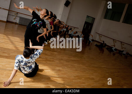 (141117) -- YINCHUAN, nov. 17, 2014 (Xinhua) -- Fotografia scattata a ott. 29, 2014 mostra le ragazze la pratica di una danza tradizionale di Hui gruppo etnico in una classe Ningxia Arts School, a Yinchuan, capitale del nord-ovest della Cina di Ningxia Hui Regione autonoma. Le ragazze che sono stati addestrati in ballo tradizionale per un periodo di cinque anni, stanno facendo ogni sforzo per la imminente la graduazione delle prestazioni. Il corso di questa danza tradizionale, che è anche il solo a livello nazionale, è stato avviato da Ningxia Arts School oltre tre decenni fa. Come presto come negli anni cinquanta, una generazione più anziana di Hui ballerini in Ningxia Foto Stock